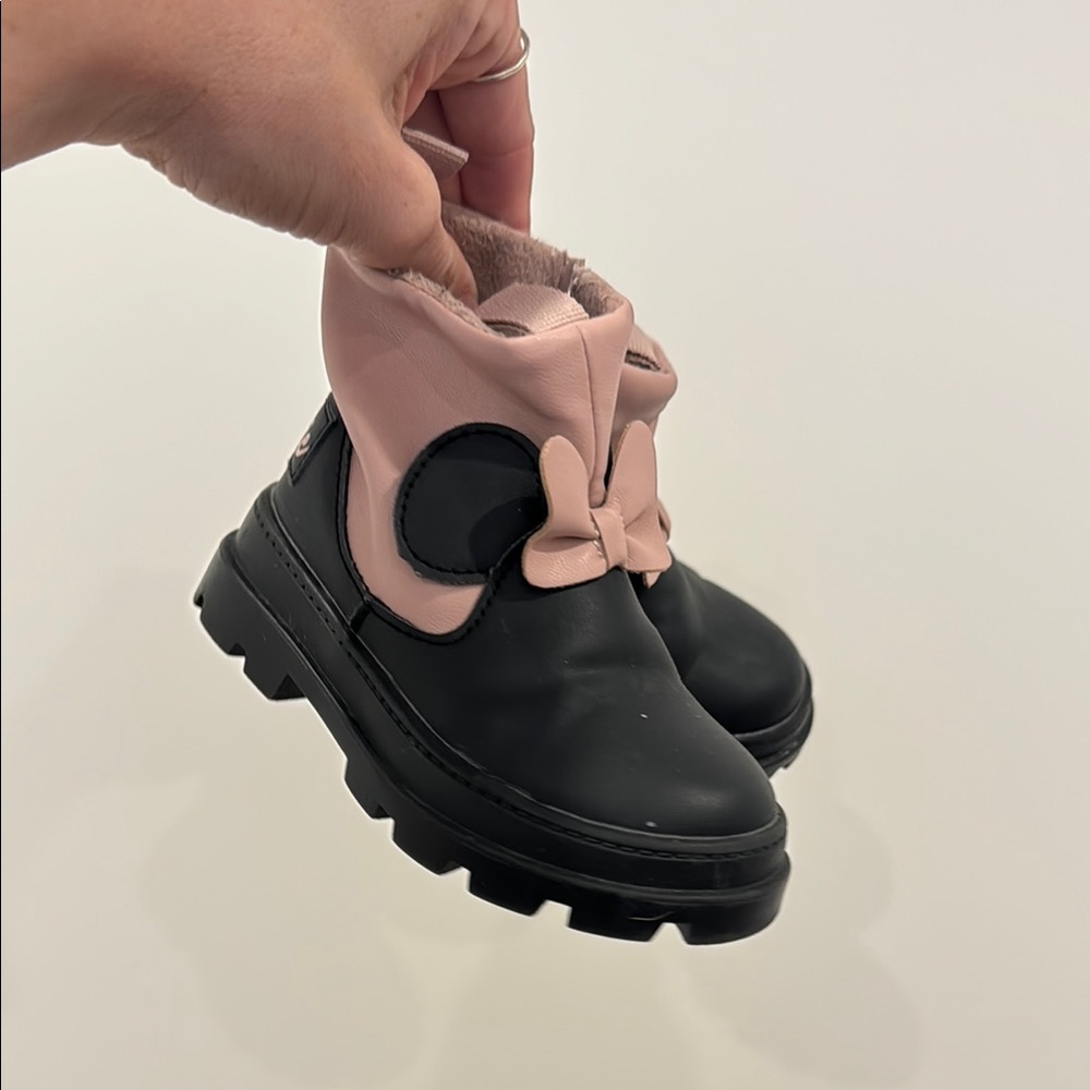 Minnie Mouse Bow Boots